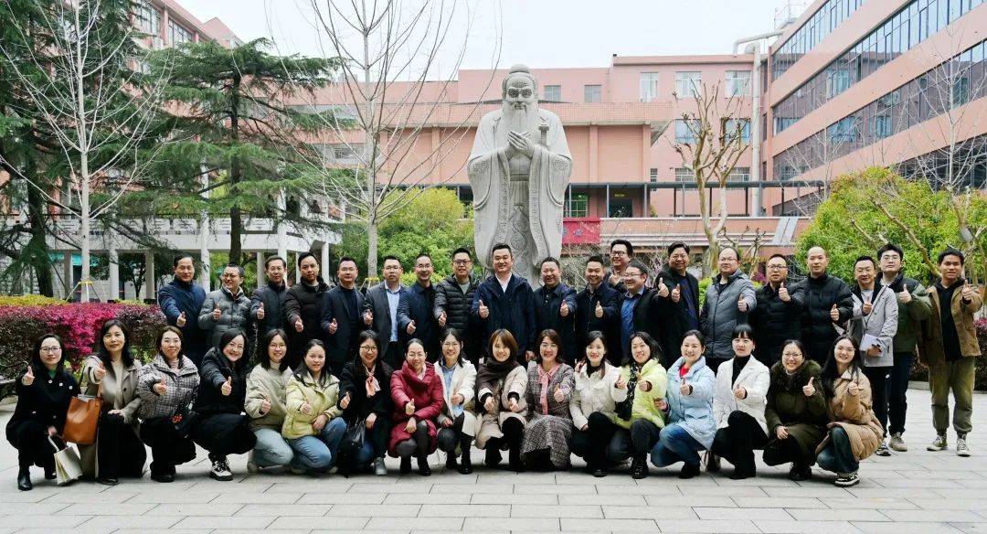 在附中集团首届说题比赛（高中组）荣获四个学科一等奖。