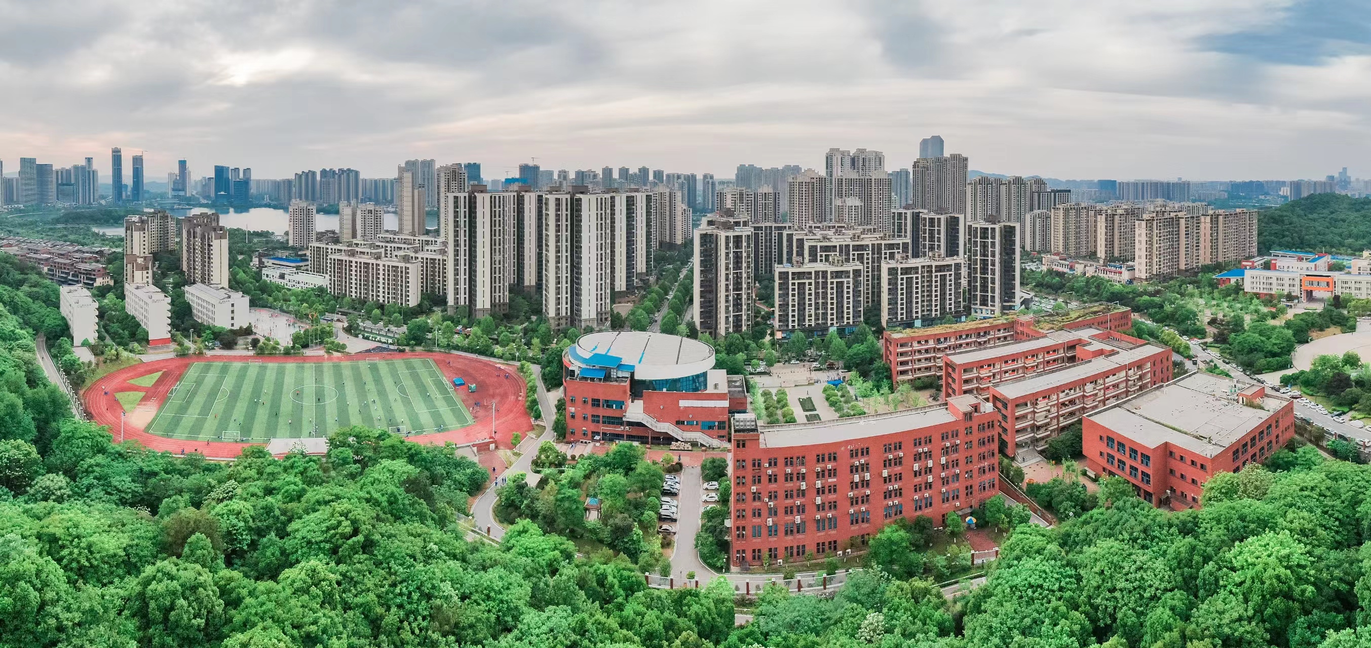 青山环抱下的校园。