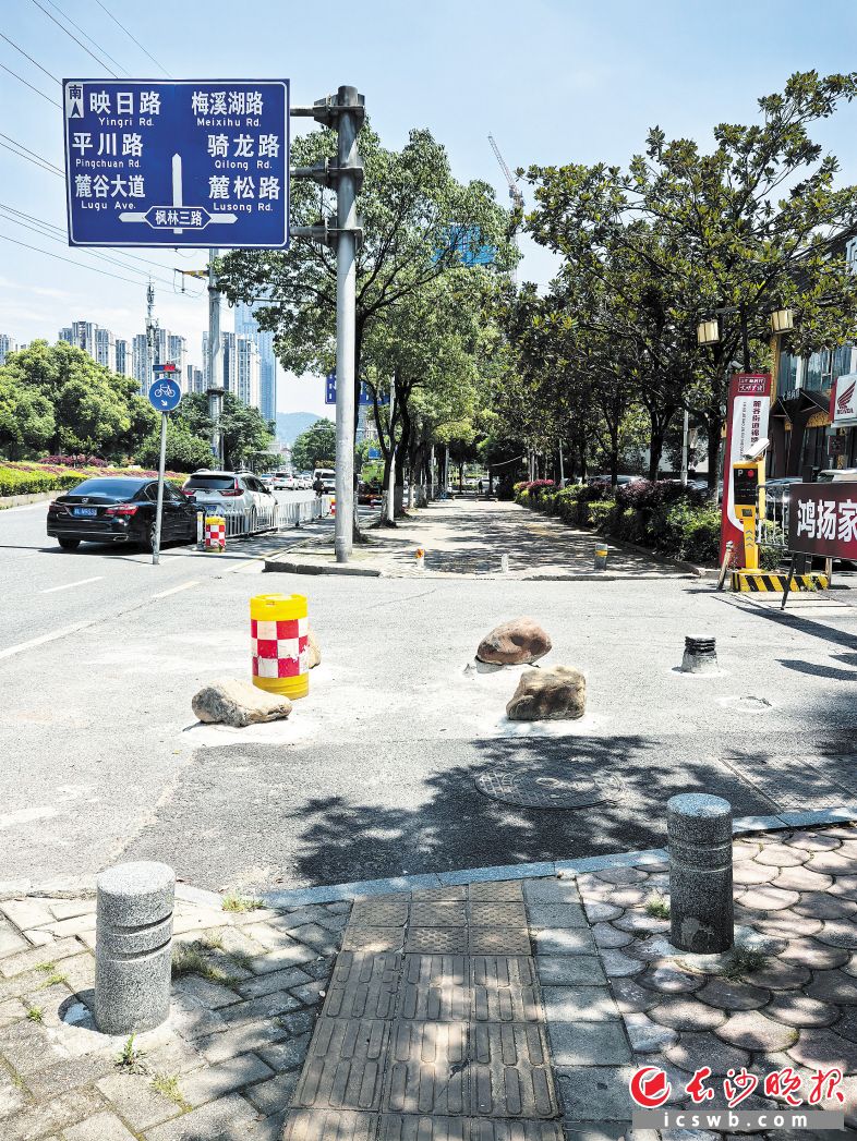 出入口被放置了四块大石头，视力不便者在缺乏指引的情况下很容易被磕绊到。 长沙晚报全媒体记者 李金 摄