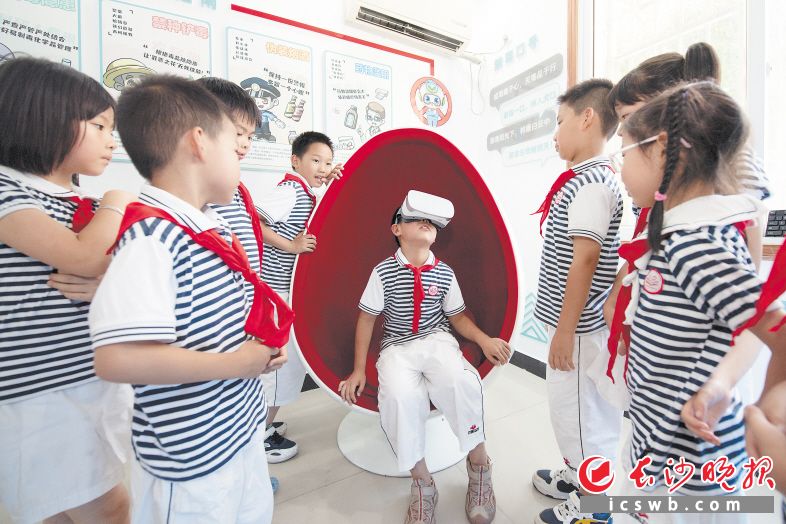 小学生在AR体验区沉浸式感受吸毒对人体的危害。　　长沙晚报全媒体记者 黄启晴 摄
