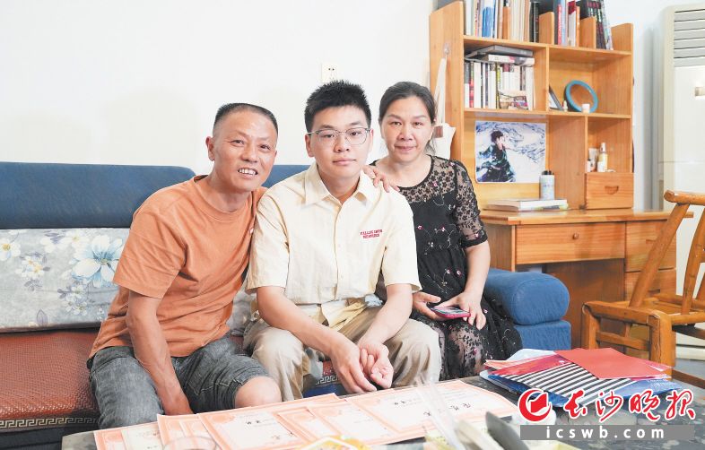 一摞奖状见证了任天乐逆境中乐观坚强、勇往直前的学习历程，也让父母为之骄傲。图片均由长沙晚报全媒体记者 邹麟 摄