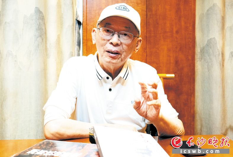 孟企平告诉记者，有国恨有家仇，他走上关爱抗战老兵这条路，是偶然也是必然。长沙晚报全媒体记者 邹麟 摄