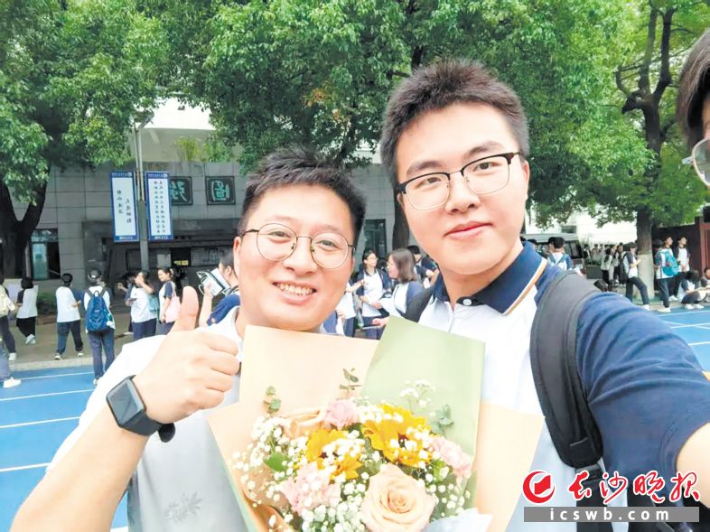 喻惟盛（右）与高三班主任陈晓斌合影。受访者供图