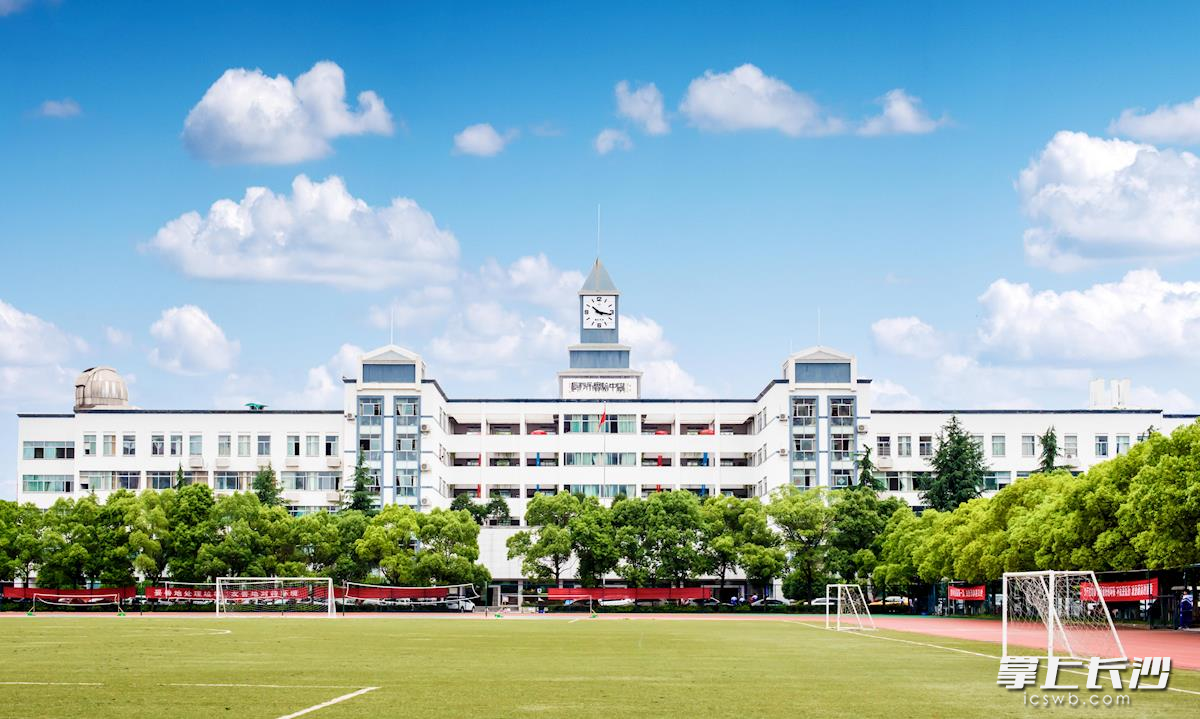 美丽的校园一景。