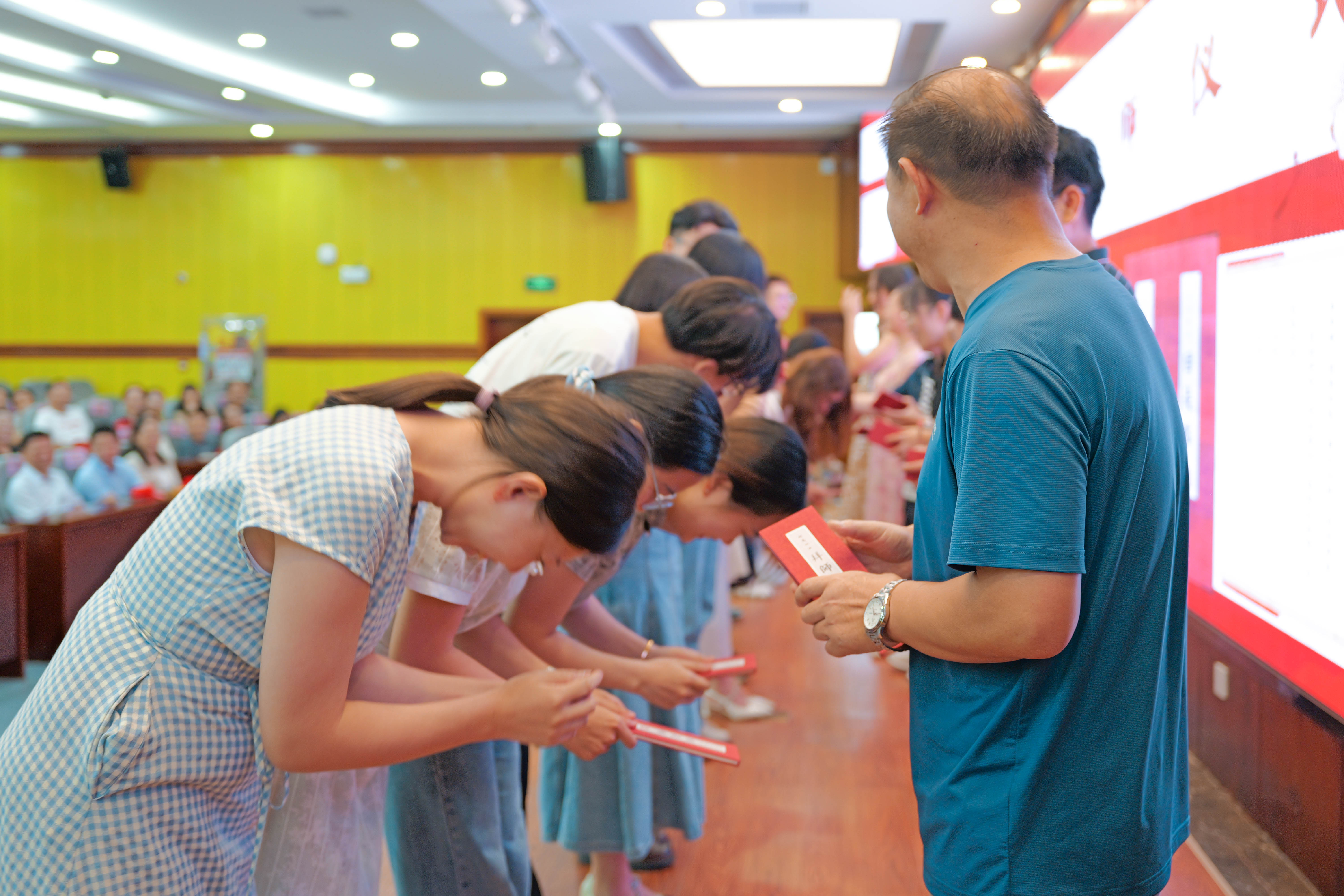 学校“青蓝工程”，青年教师行拜师礼。