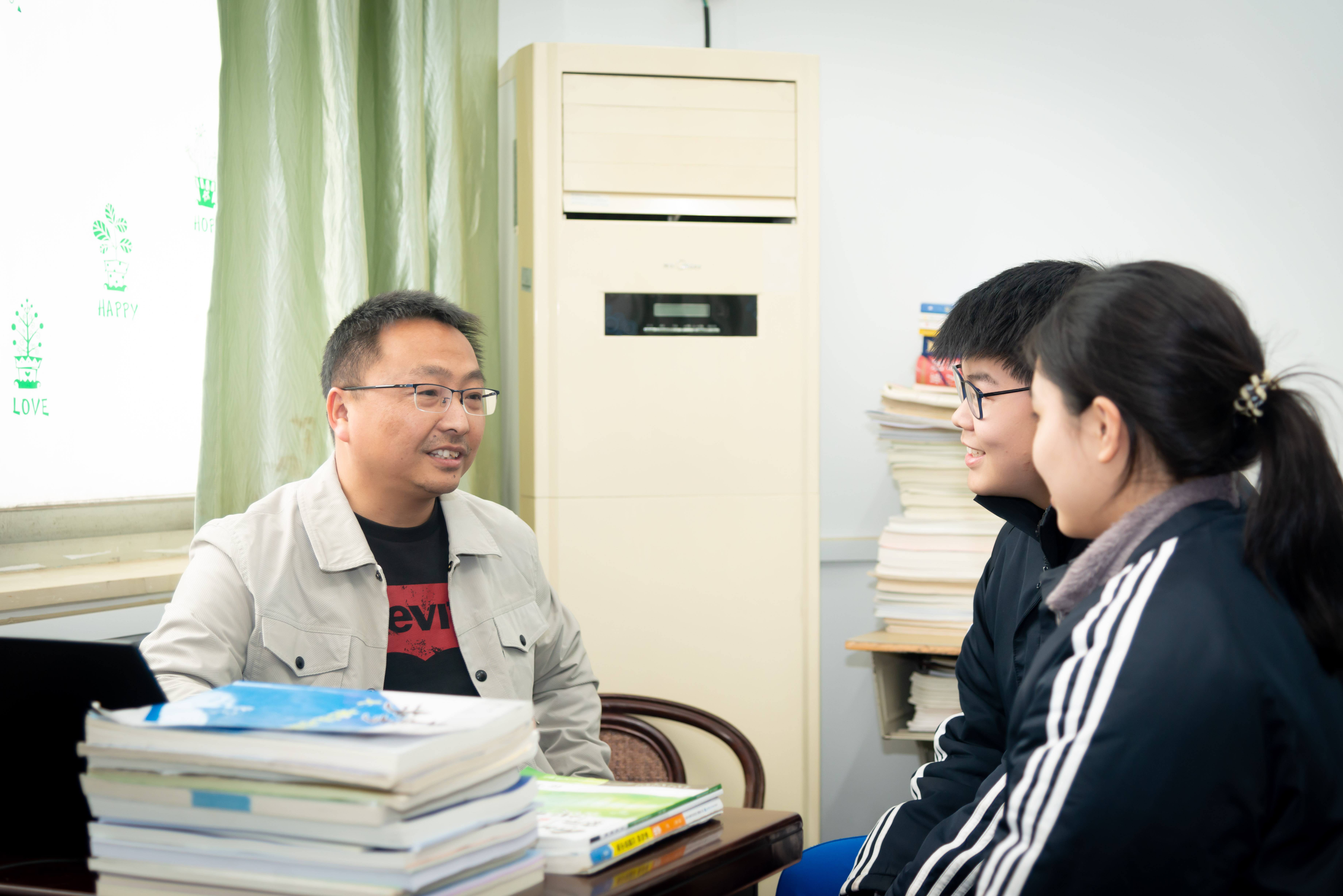 田建华老师和学生在一起。