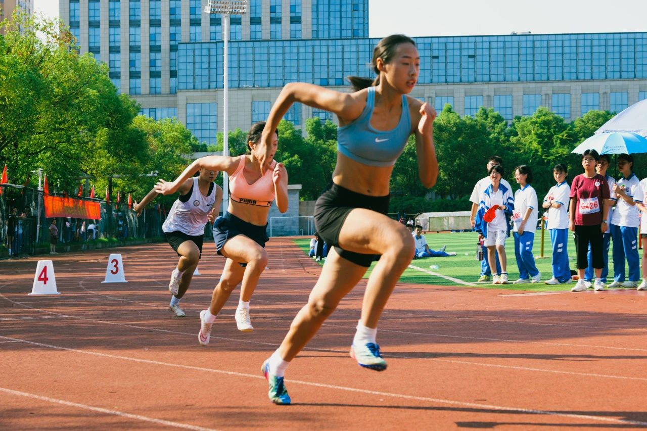 学校是排球、足球特色学校，田径队也屡获佳绩。