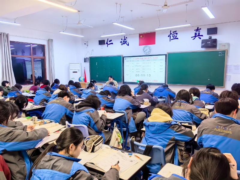 博纳二附中实施“限时作业”制度，晚自习采用“定时定量定学科”模式做作业。