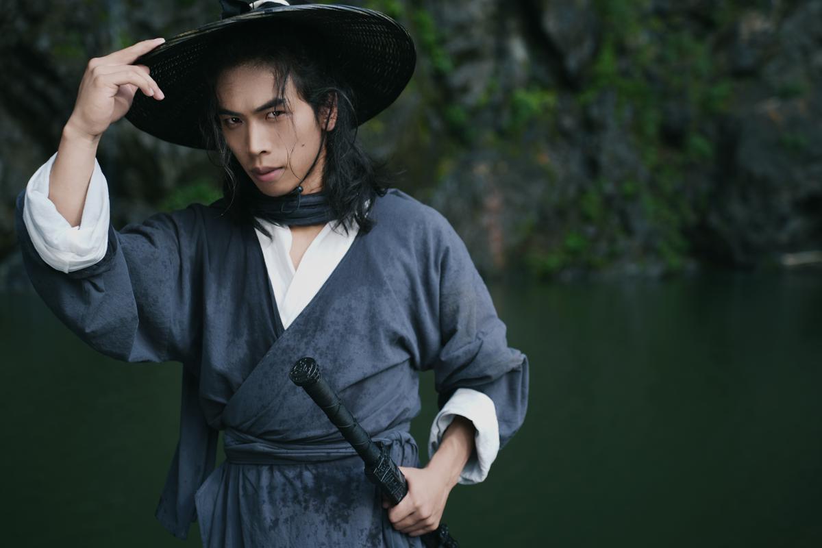 Hu Jianfeng poses for pictures while wearing traditional martial arts clothes. [Photo provided to chinadaily.com.cn]