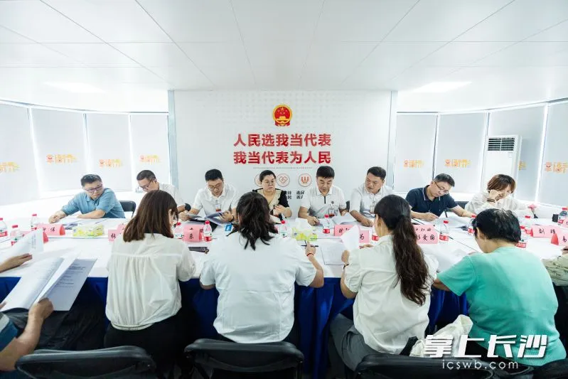 代表们围桌议事。