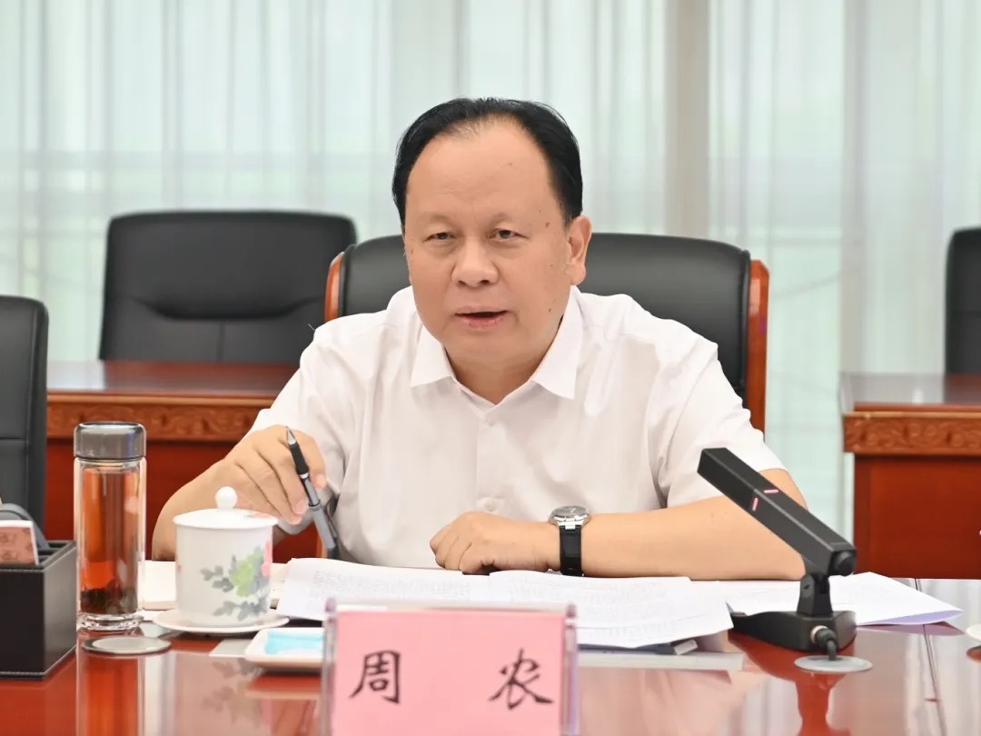 省人大常委会副主任周农在座谈会上讲话。