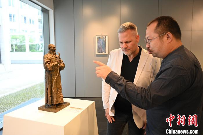 The photo shows audience watching the exhibit. (Photo provided by the China Cultural Center in Berlin) 