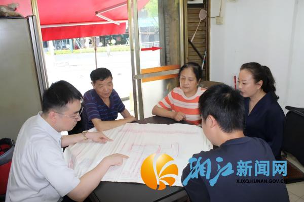 律师在查看原始红线图。