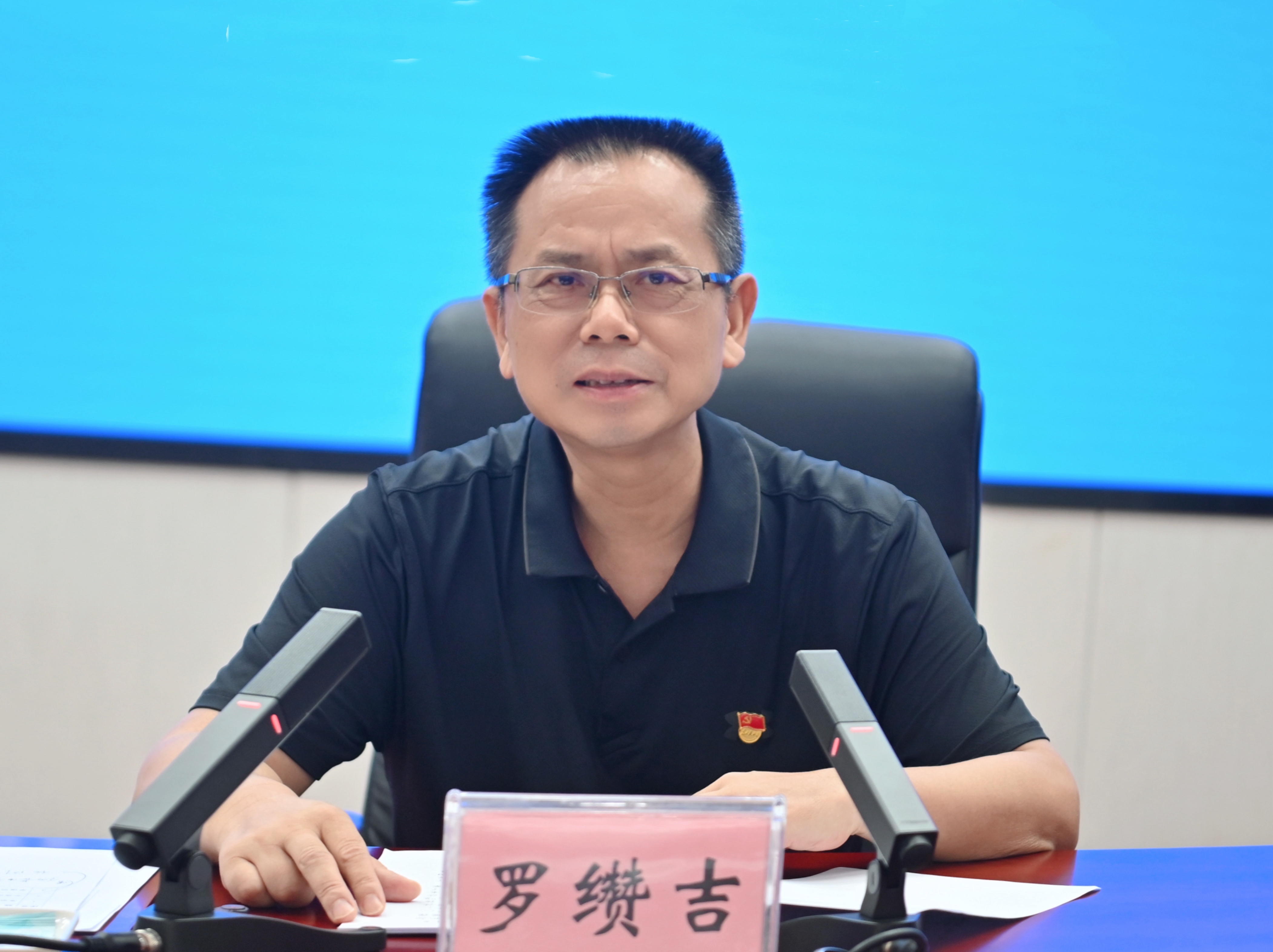 市人大常委会党组书记、主任罗缵吉为机关党员干部讲授专题党课。