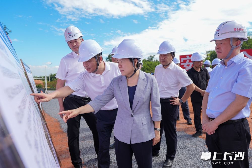 吴桂英来到G4京港澳高速扩容项目（长株段）永安特大桥施工现场。 均为长沙晚报全媒体记者郭雨滴摄