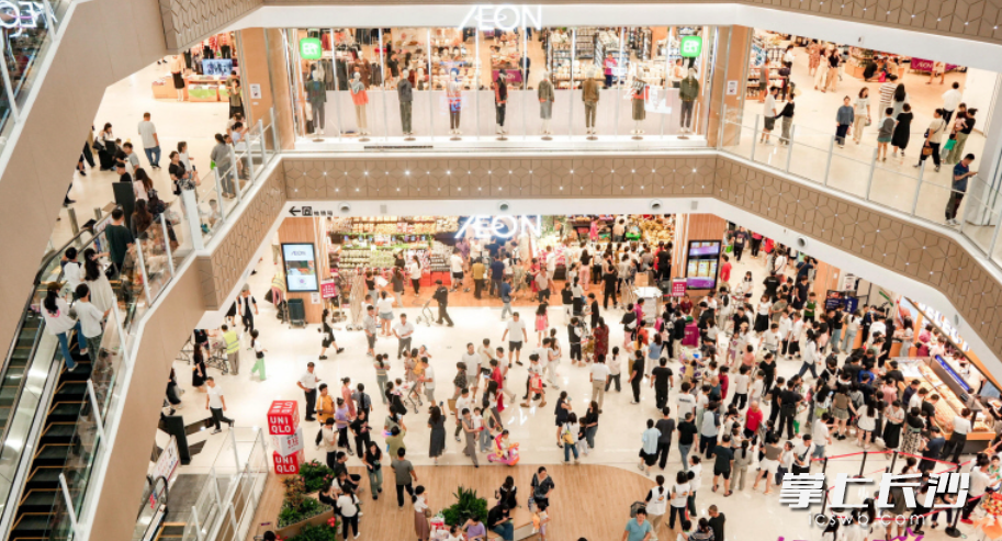 永旺梦乐城星沙店内众多居民前来购物，场内人气十分火爆。商场供图