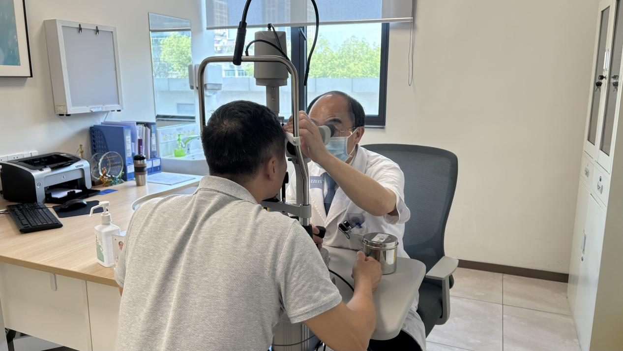 朱加贵主任为患者检查眼睛