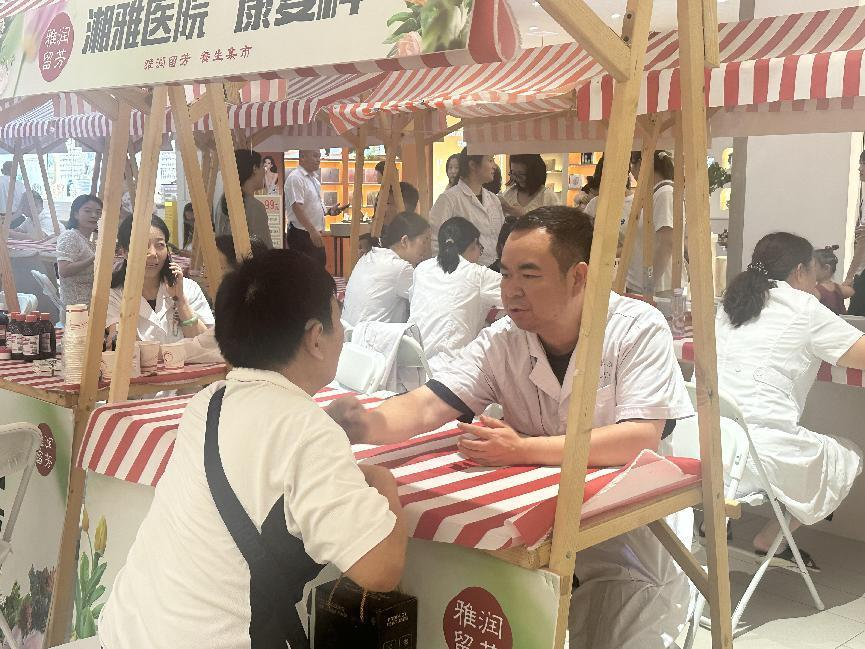 中南大学湘雅医院康复医学科副主任医师、康复医学专业博士后刘元正在为市民看诊。