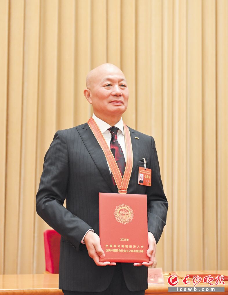 　　爱尔眼科医院集团股份有限公司董事长陈邦 均为受访者供图