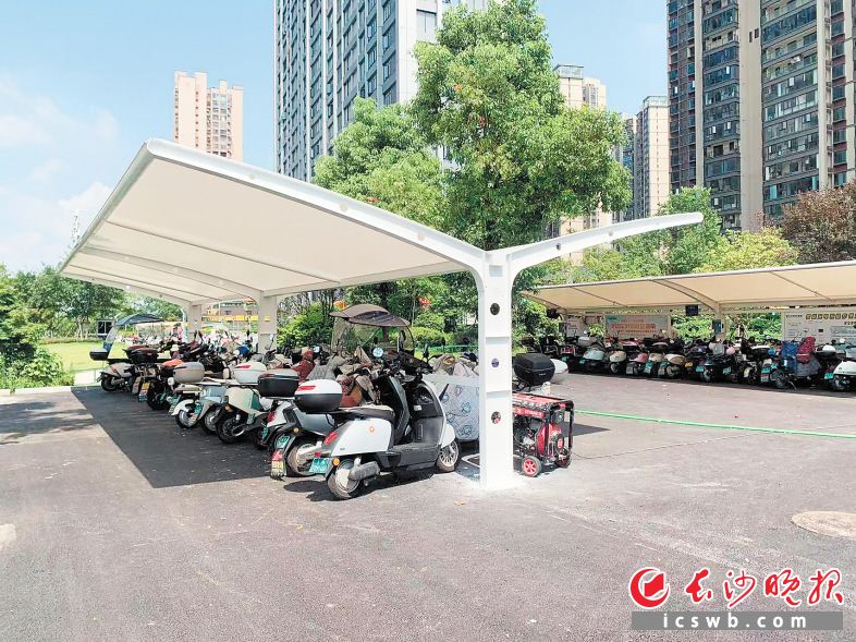 　　地铁4号线罐子岭站附近，新建的非机动车停车区内车辆有序摆放。长沙晚报全媒体记者 邓艳红 摄