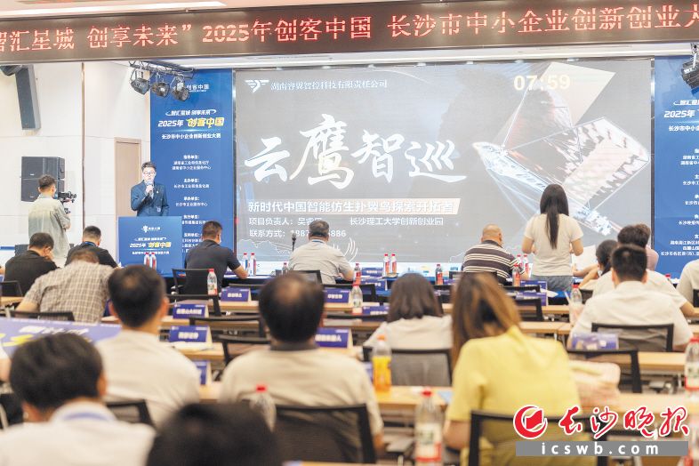 　　参赛代表正在进行项目路演。