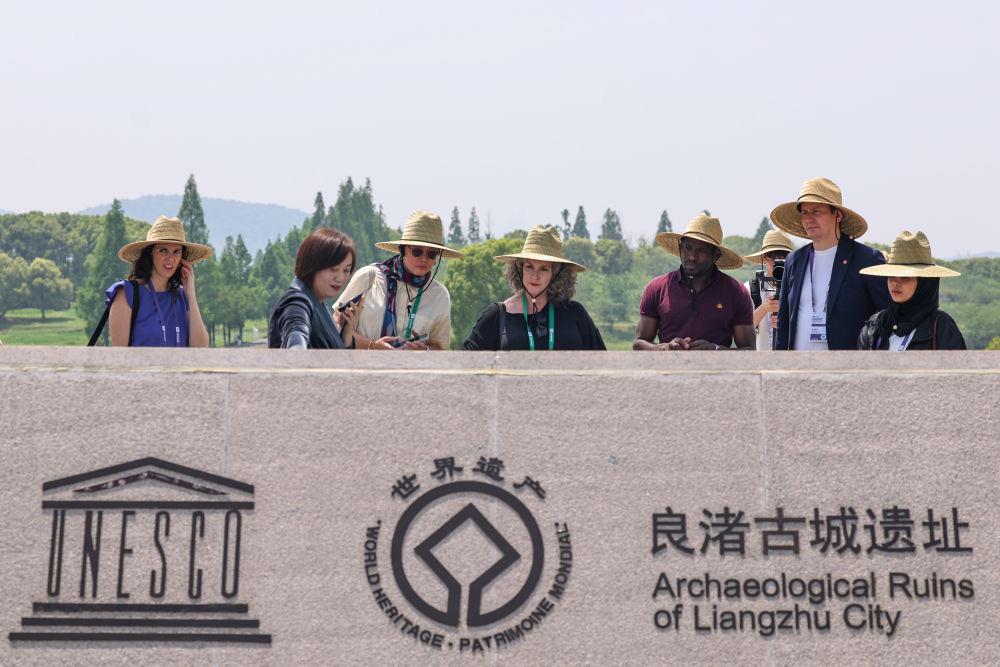 2025年4月23日，参加第三届联合国教科文组织国际博物馆高级别论坛的嘉宾参观良渚古城遗址公园。