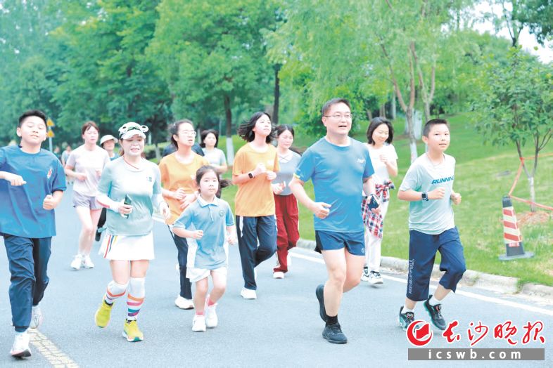 　　长沙麓山外国语实验中学校长张辉（前右二）带着孩子们跑步。学校供图
