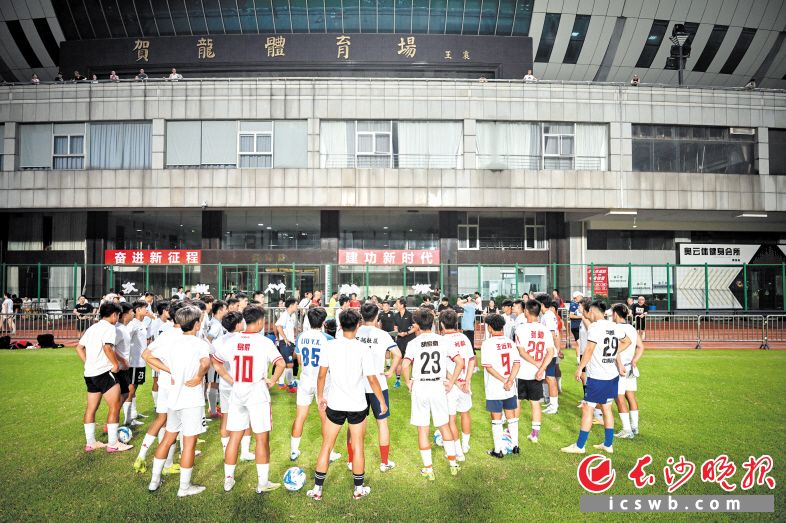 　　教练组布置训练内容。