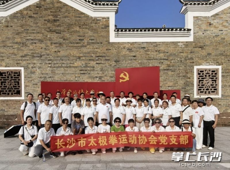 学员们参观了革命烈士纪念馆。