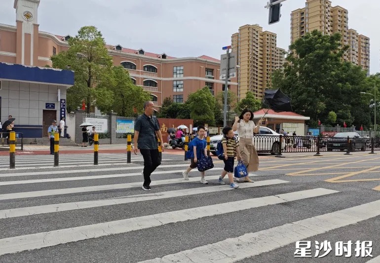 经过整治后，中南小学校门口有了可喜的新变化——人行道整洁了，道路畅通了，学生出行更安全了，居民们出行更舒心了。均为杨源 摄