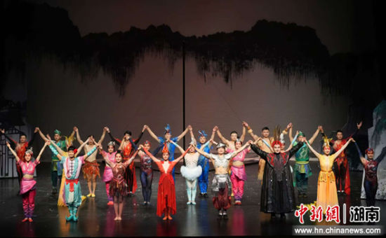 The Spanish tour of the original acrobatic drama 