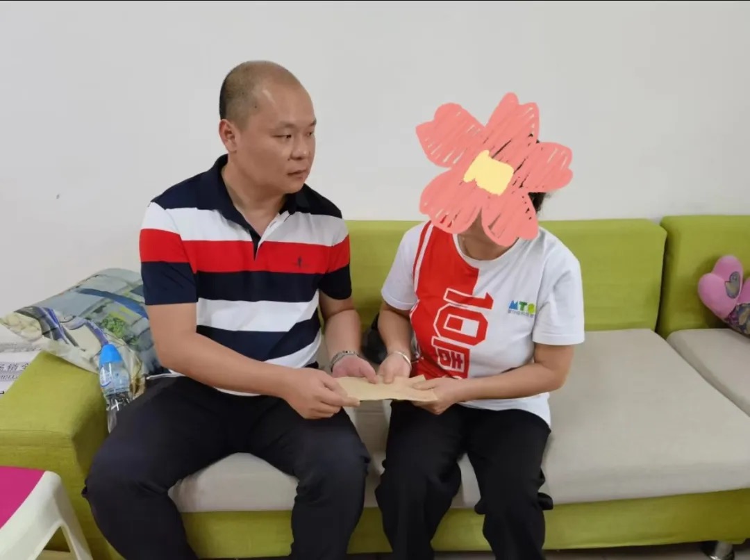 图为天心区第六届人大代表杨亮（左一）爱心慰问