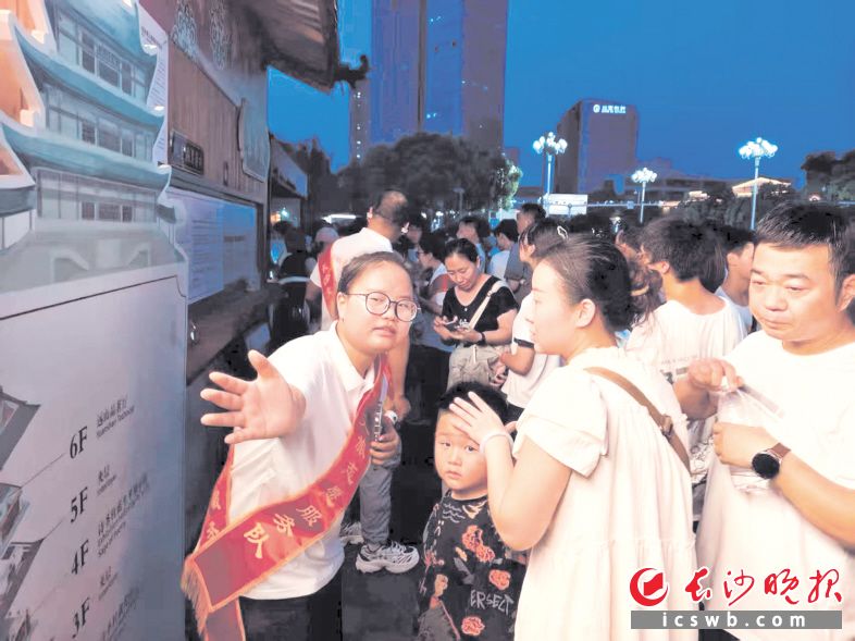 长沙文旅志愿者在杜甫江阁开展公益服务。 受访者供图