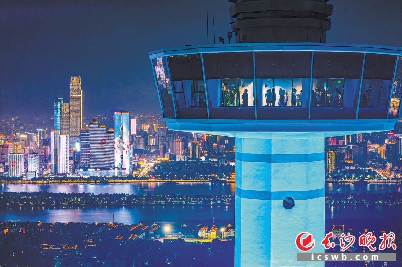 入夜后登临“长沙之眼”高空观光厅，可以俯瞰一江两岸绝美夜色。长沙晚报全媒体记者 郭雨滴 摄