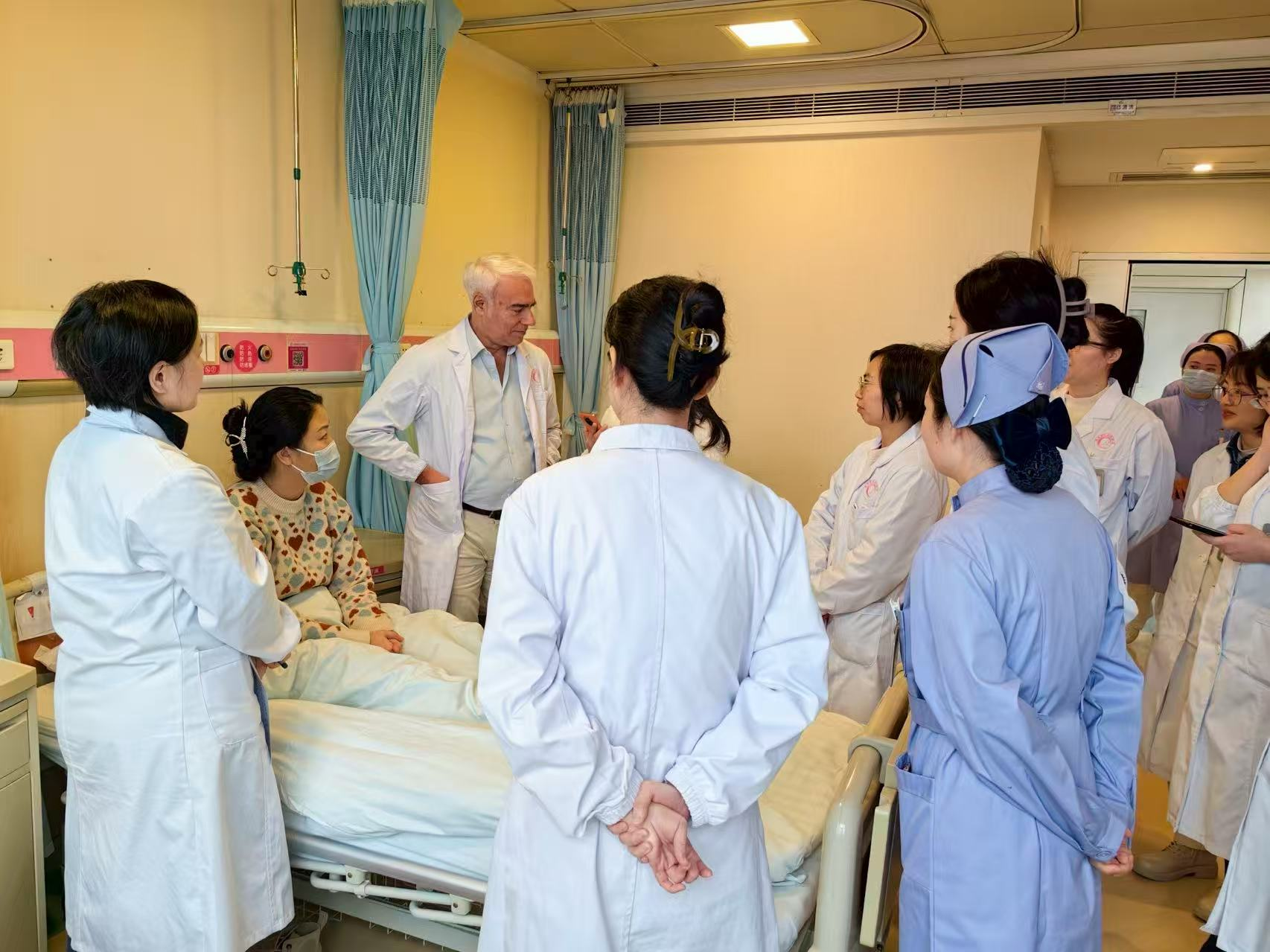 意大利布加迪教授在湖南省妇幼保健院妇二科查房。