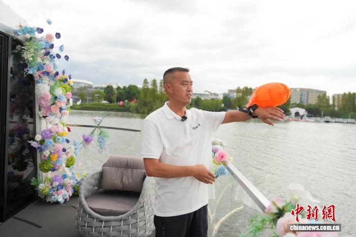 The photos show a working staff demonstrating rescue equipment on the boat. (Photo/Yang Huafeng, Chinanews) 