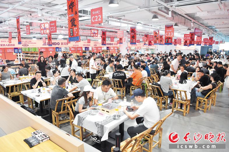 家润多超市开设的美食夜市成为众多市民夏日休闲的新选择。受访者供图