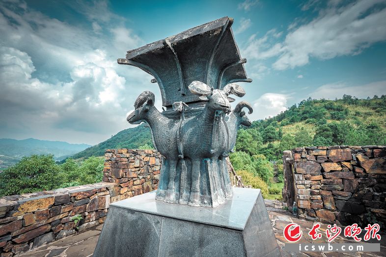 在转耳仑发掘的四羊方尊，被史学界称为“臻于极致”的青铜典范。
