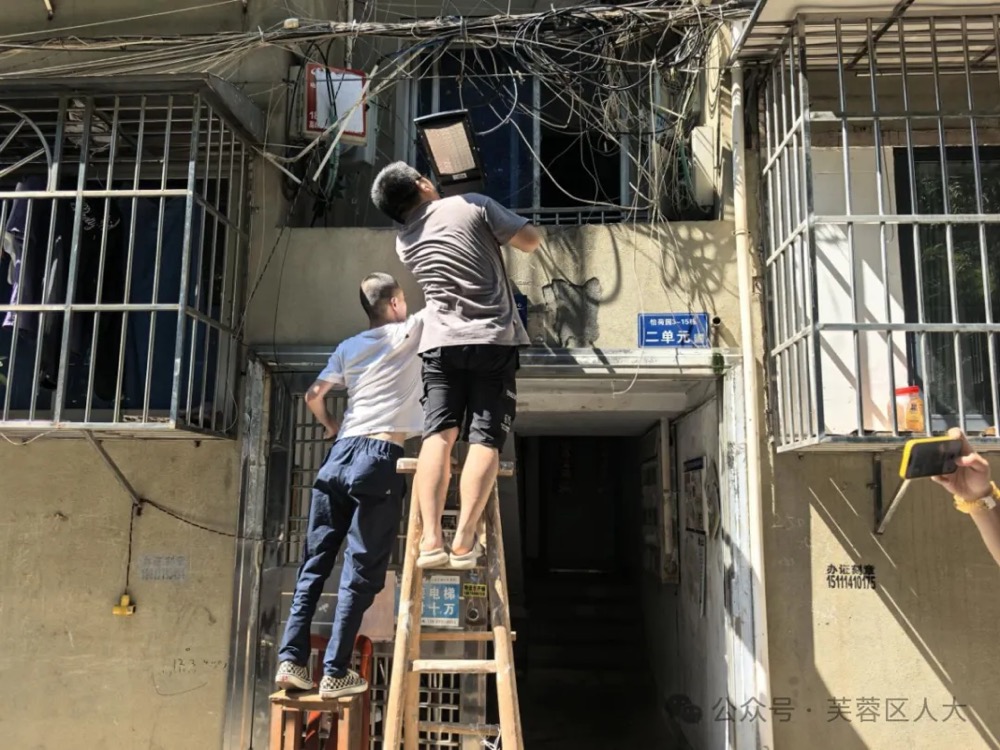 老旧小区安装节能路灯