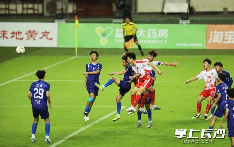 11号李章毓在角球进攻中完成破门，这也是本届湘超联赛第一粒进球。