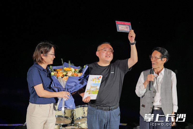 易丹收到一元年薪，14.9999万元捐赠给集体经济。