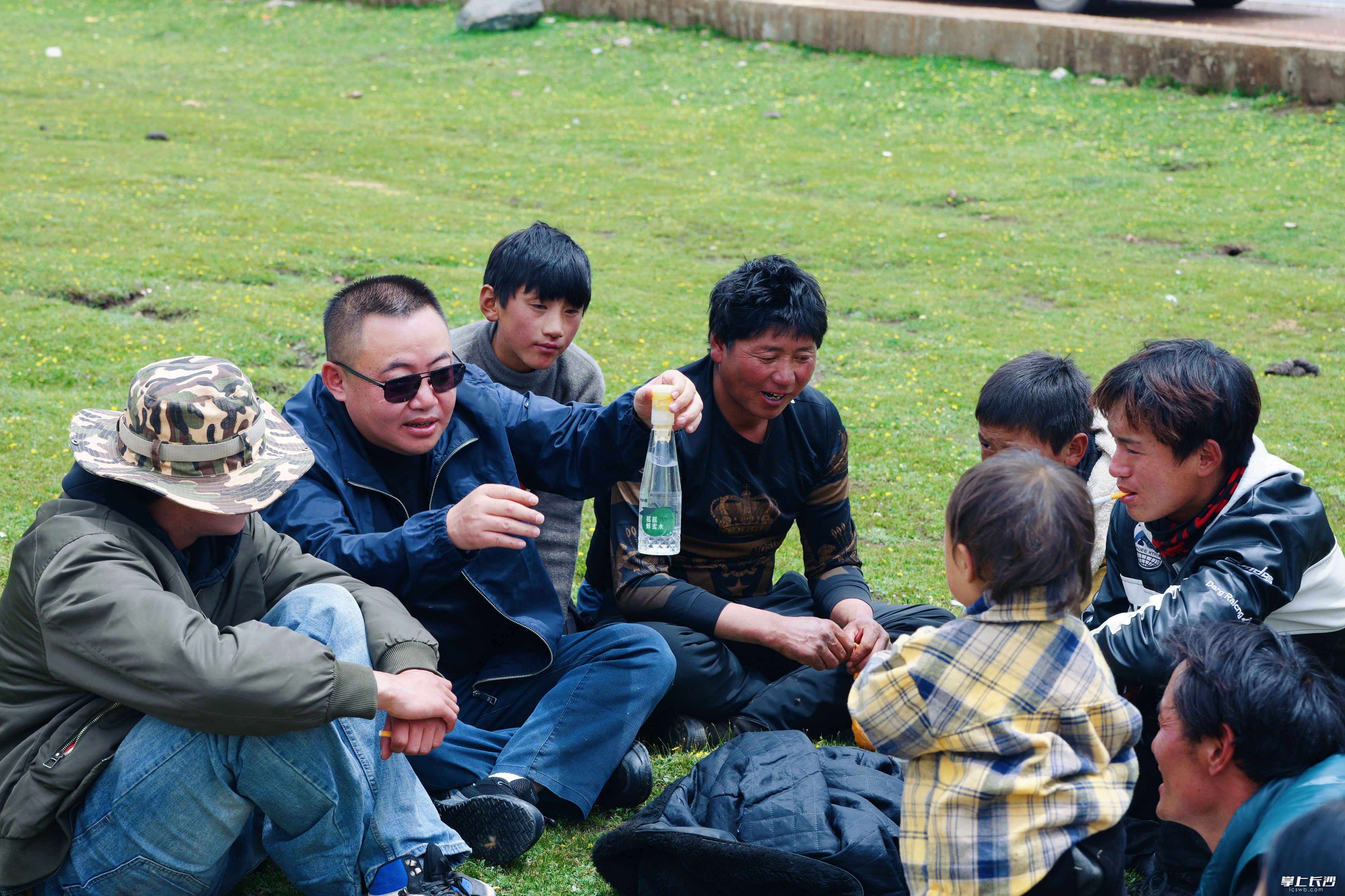 易丹出差，都不忘向藏民介绍推广“蜂蜜摇摇水”。长沙晚报全媒体记者 章帝 摄