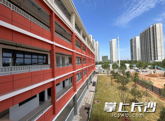 长沙县一中花园中学建成开学。文雅丽 摄