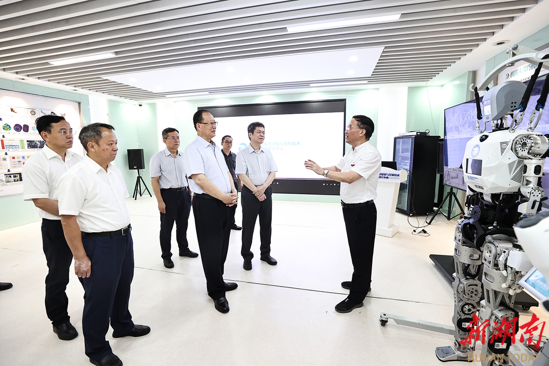 毛伟明参观机器人视觉感知与控制技术国家工程研究中心。