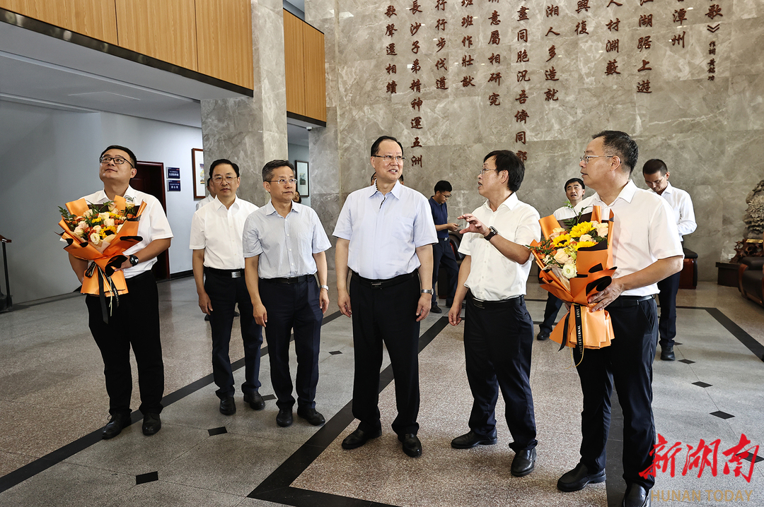 毛伟明了解长郡中学办学特色和成果。
