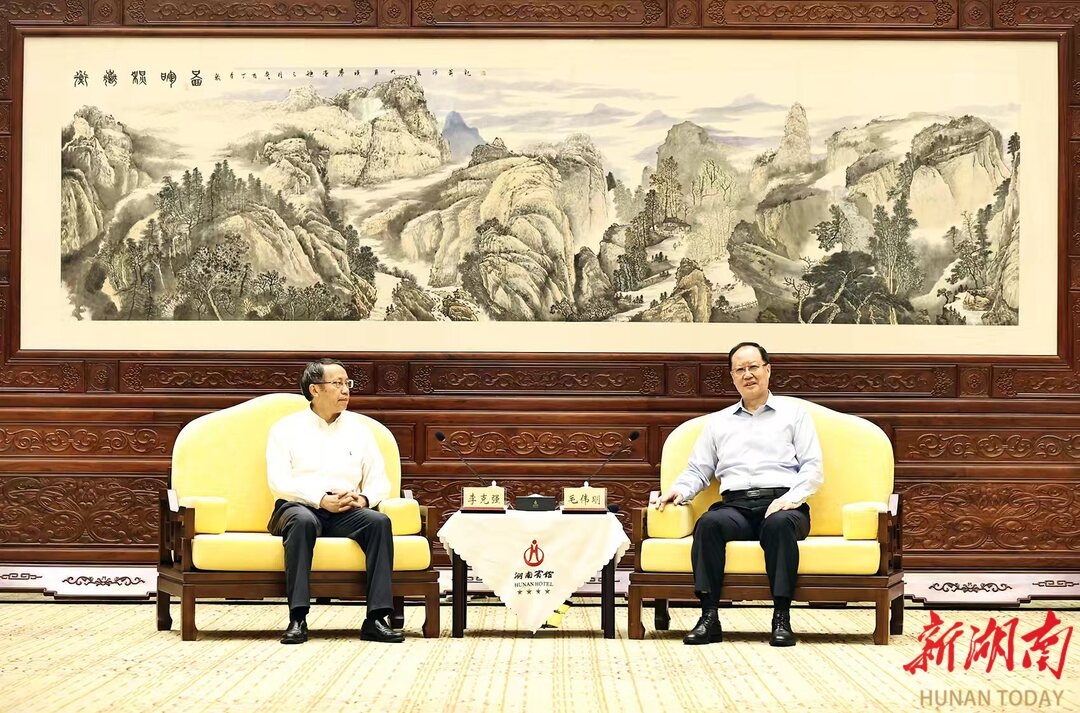 毛伟明与出席嘉宾代表座谈。图片均为湖南日报全媒体记者 刘尚文 摄