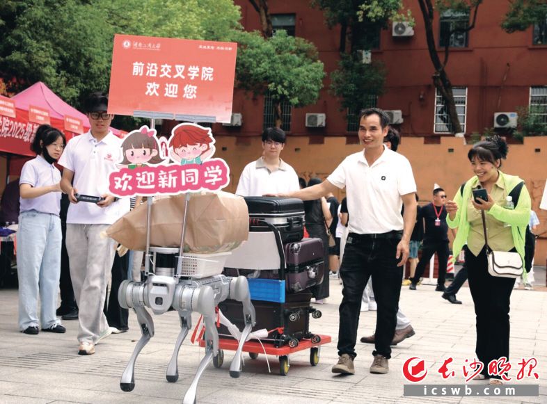 　　在湖南工商大学迎新现场，机器狗充当“搬运工”，为新生搬运行李。长沙晚报通讯员 巢进文 供图