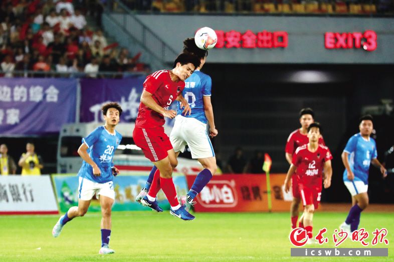 　　9月13日晚，“湘超”联赛第一轮衡阳队对株洲队的比赛在衡阳市体育中心举行，衡阳队以2:3不敌株洲队。罗盟 摄