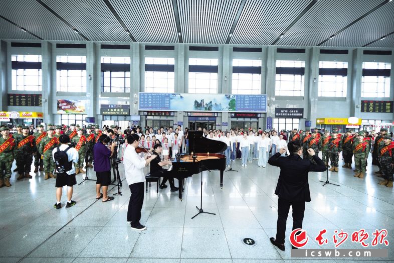 9月13日,由芙蓉区人武部组织的“青春交响·保卫黄河”主题快闪活动在长沙火车站第六候车室上演。长沙晚报全媒体记者 陈焕明 通讯员 陆吉涛 曾颖 摄影报道