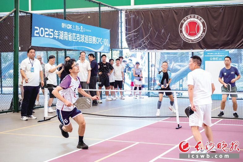 　　选手们在比赛中。主办方供图